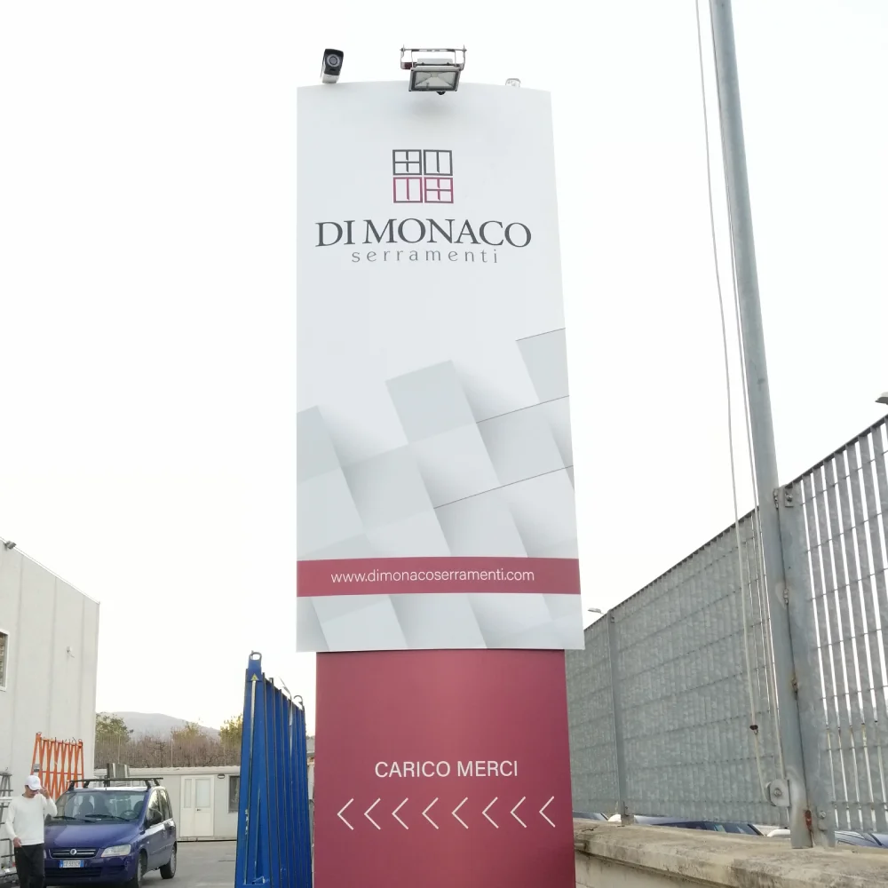 Progettazione e realizzazione totem per Di Monaco, a cura di Ap Design srl